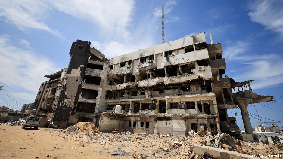Columna de humo tras los bombardeos Gaza durante operación israelí contra líder de Hamás