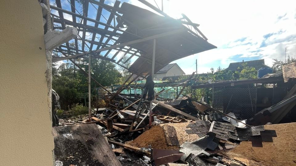 Dron caído en universidad de Uman Ucrania entre escombros y daños visibles en el edificio