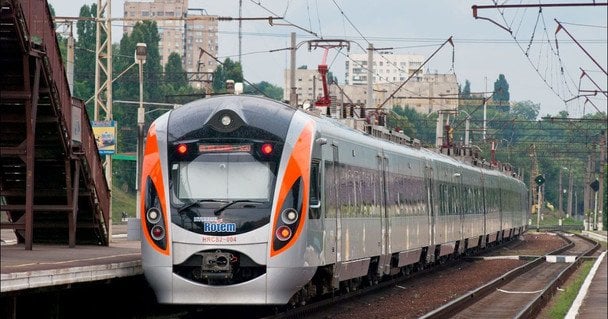 Tren Ucrania de Ukrzaliznytsia llegando a la estación de Truskavets en su nueva ruta ampliada
