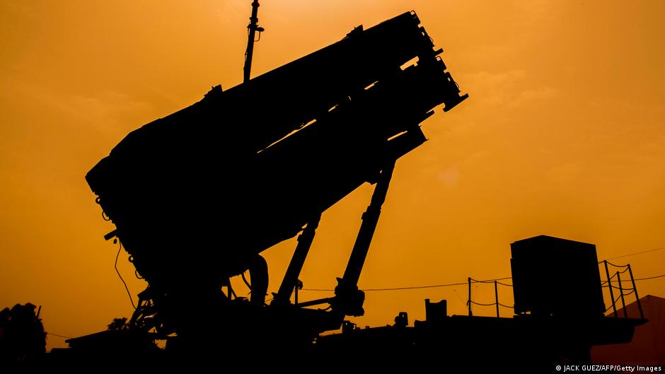Sistema de misiles Patriot desplegado en zona de conflicto ante retrasos en entregas internacionales