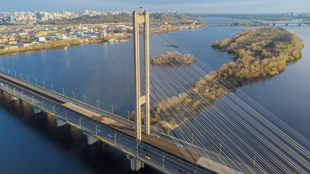 Puente Sur Kiev cerrado al tráfico en ambos sentidos de circulación