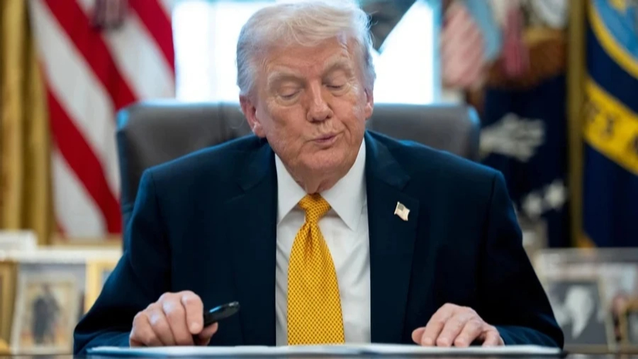 Manifestantes en Estados Unidos con carteles a favor del impeachment Trump frente al Capitolio
