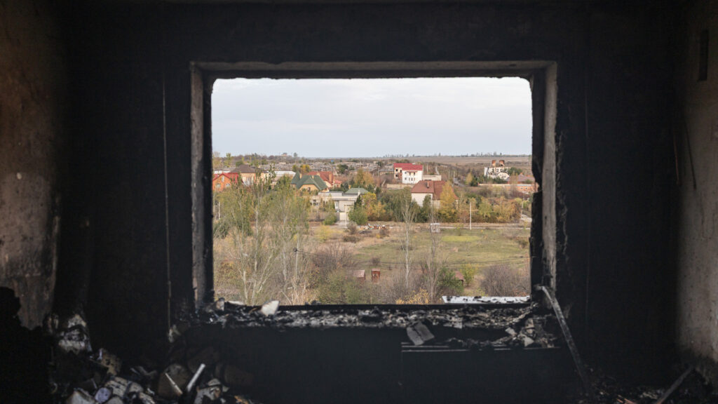 Edificios dañados tras bombardeos en Donetsk, con columnas de humo sobre Sloviansk y Kramatorsk