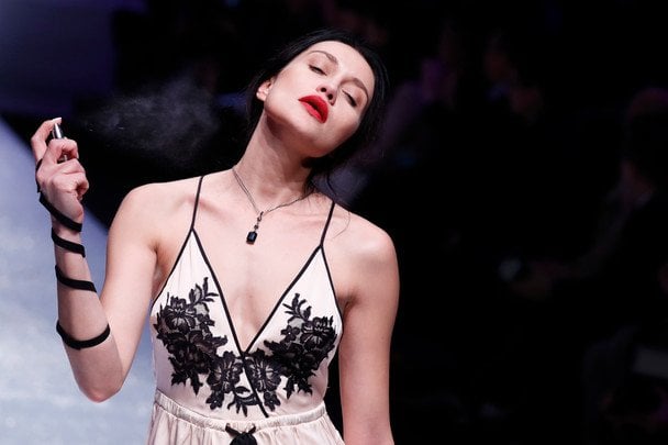 Selección de cinco perfumes de otoño de lujo sobre fondo cálido con hojas secas y tonos ambarinos