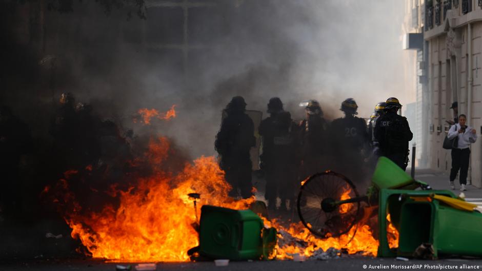 Estudiantes en protestas Francia con carteles durante manifestaciones que dejaron más de 5.000 detenidos