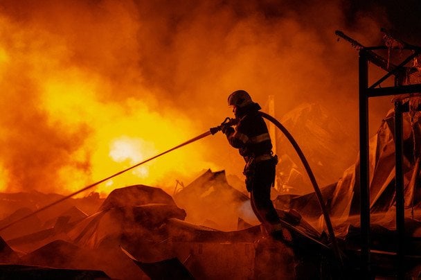 Ataque rusia ucrania sobre una gran ciudad regional con explosiones y edificios dañados