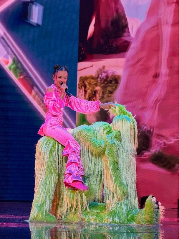 Representante de Ucrania en Eurovisión Junior 2026 durante su actuación en el concurso europeo