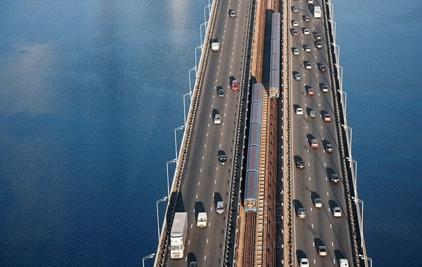 Vista del Puente Sur de Kiev dañado tras el ataque que obligó a reorganizar el transporte urbano