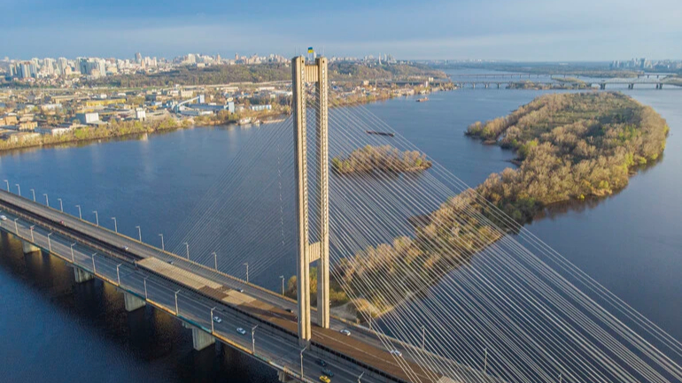 Puentes flotantes Kiev sobre el río Dniéper construidos por Ucrania para cruzar el cauce