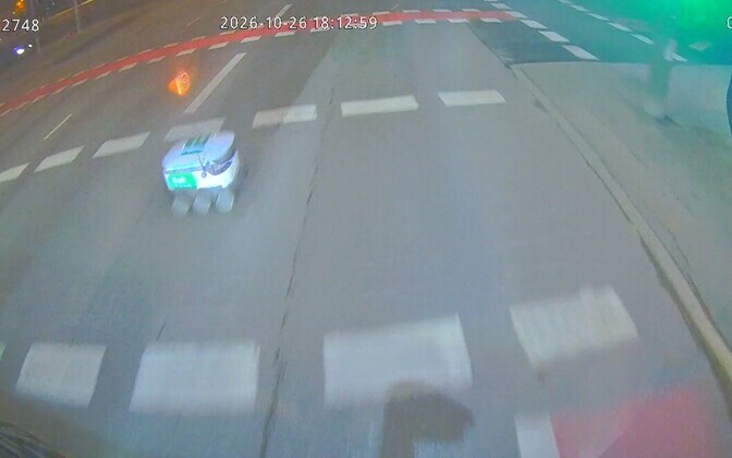 Robot repartidor autónomo circulando por una calle de Estonia tras protagonizar un accidente de tráfico