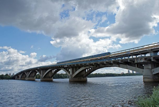 Puente destruido en Ucrania tras ataques rusos con misiles y drones