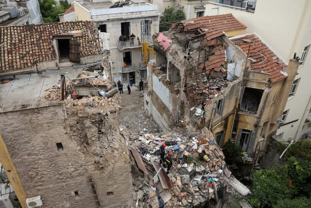Escena de la explosión en Atenas con tres detenidos tras el suceso en la capital griega