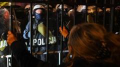 Policía desplegada frente al tribunal constitucional Polonia durante la crisis institucional