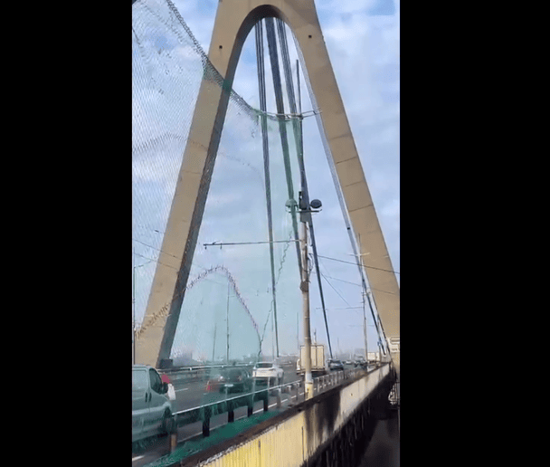 Redes de protección instaladas bajo los puentes de Kiev para reforzar la seguridad estructural