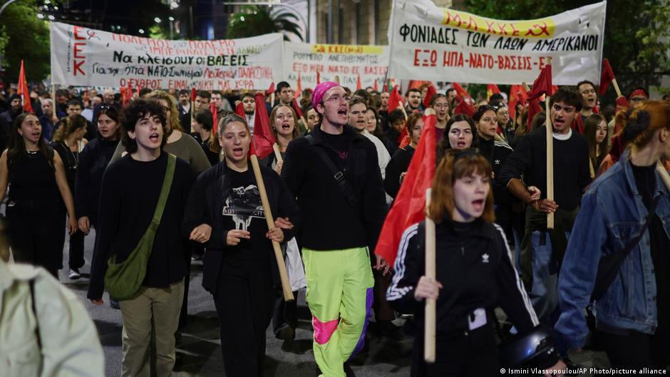 Manifestantes en Atenas protestan contra la visita de Marco Rubio a Grecia con pancartas en las calles