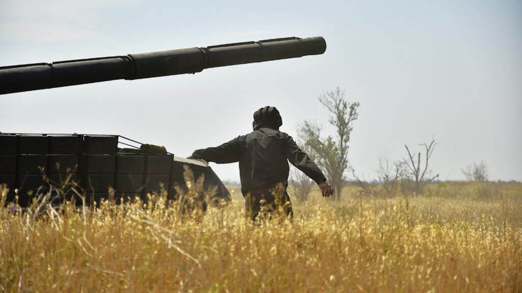 Soldados ucranianos en el frente durante la guerra Ucrania con 202 combates registrados en un día