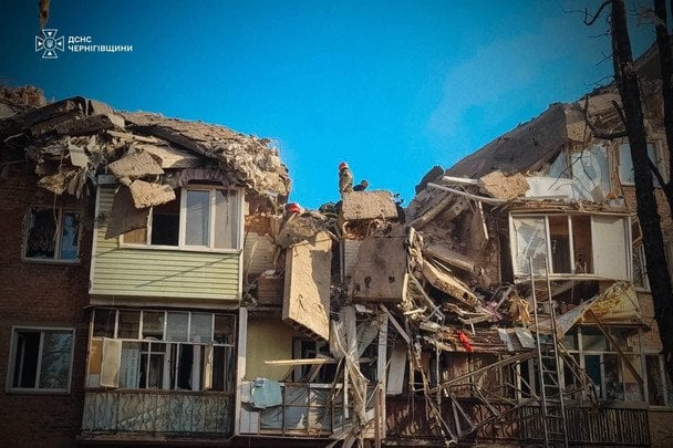 Ataque Pryluky: misil destruye edificio residencial en la ciudad ucraniana