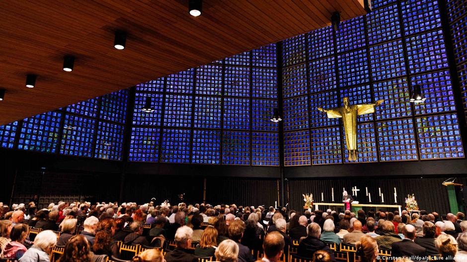 Acto de conmemoración en Alemania por el aniversario del ataque de Hamás a Israel con velas y flores