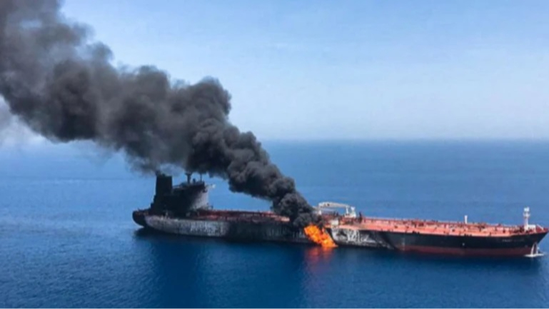 Petrolero navegando por el estrecho de Ormuz bajo tensión por ataques récord en la zona